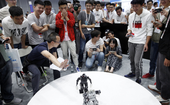 2018首届中国“AI+”创新创业大赛：机器人格斗跳舞还会踢足球